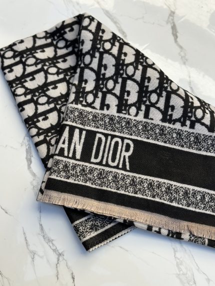 شال Dior