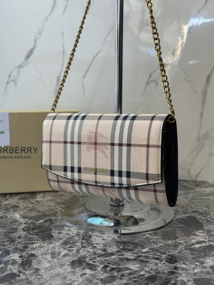 Burberry كلاتش مع البوكس