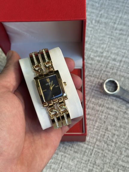 Guess لون ذهبي