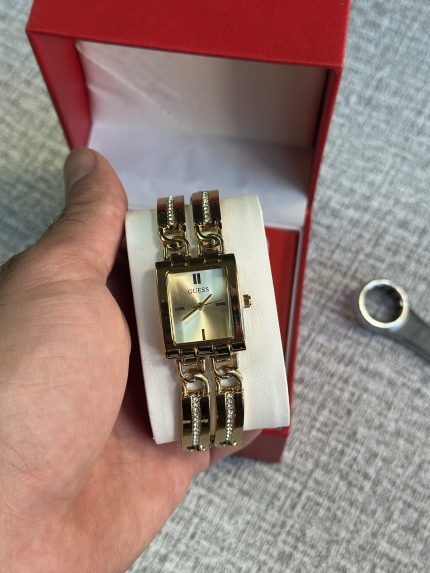 Guess لون ذهبي