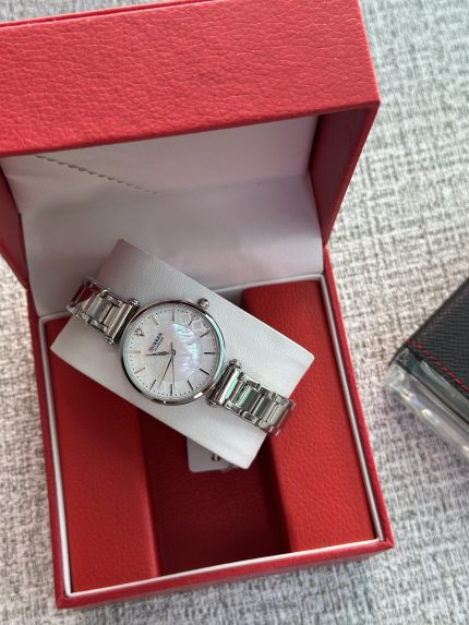 ساعة نسائية لون سلفر