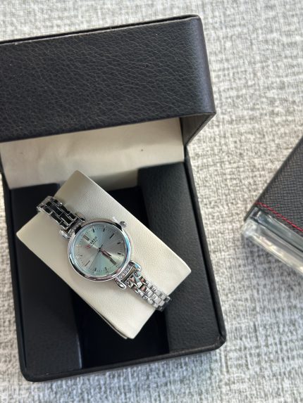 ساعة نسائية لون سلفر