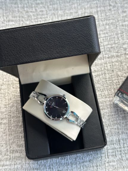 ساعة نسائية لون سلفر