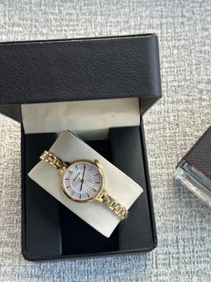 ساعة نسائية لون ذهبي