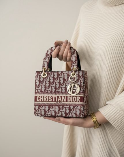 Dior مع العلبة والكيس