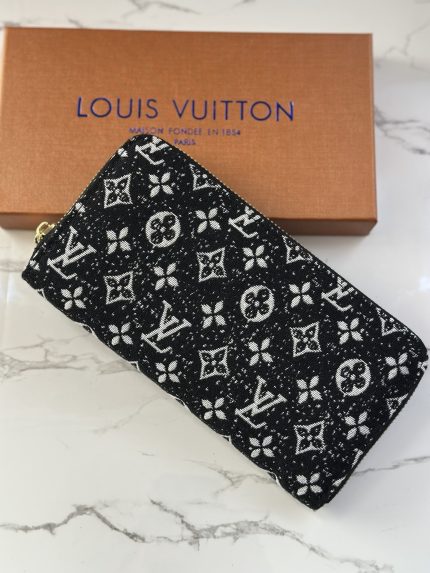 جزدان اسود LV